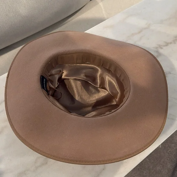 Flat brim tan hat - Picture 4 of 5